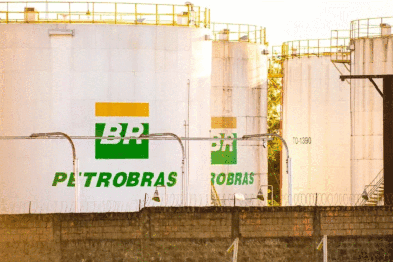 Tanques de petróleo com logo da Petrobras