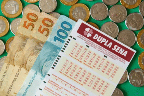 Imagem de bilhetes de loteria e moedas, simbolizando apostas e sorte, com destaque para o jogo 'Dupla Sena' em fundo de moedas brasileiras.