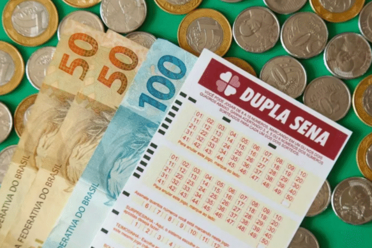 Imagem de bilhetes de loteria e moedas, simbolizando apostas e sorte, com destaque para o jogo 'Dupla Sena' em fundo de moedas brasileiras.