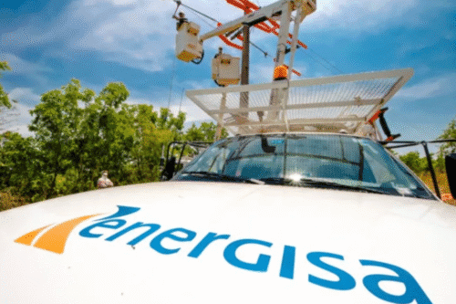 Veículo de energia renovável da Energisa equipado com infraestrutura de energia elétrica ao ar livre, mostrando tecnologia sustentável e inovação.