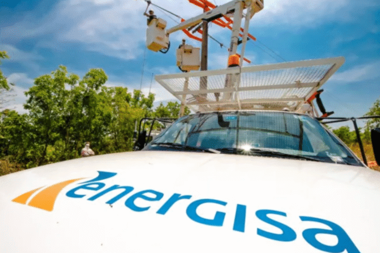 Veículo de energia renovável da Energisa equipado com infraestrutura de energia elétrica ao ar livre, mostrando tecnologia sustentável e inovação.