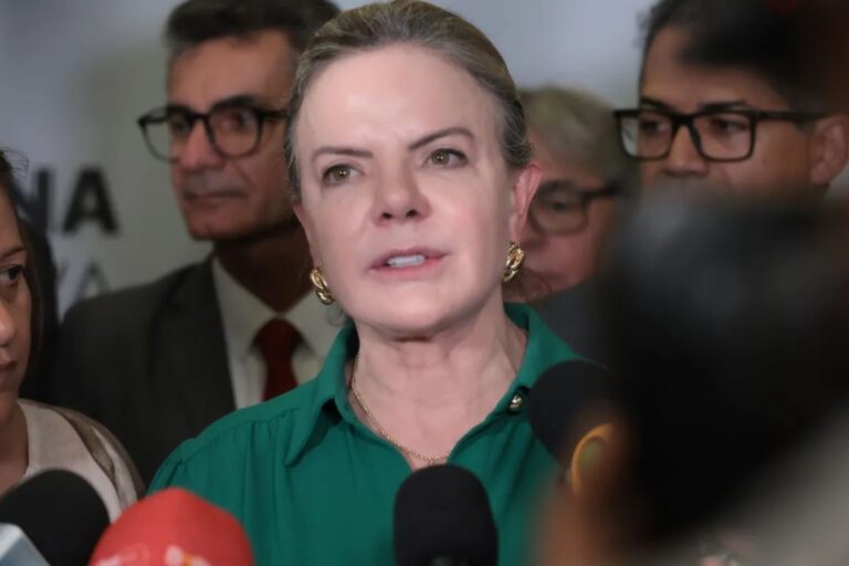 Imagem da logomarca do TikTok ao lado do logotipo da Oracle, representando parceria ou integração entre as empresas.