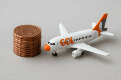 Uma pilha de moedas de 1 centavo ao lado de um mini avião de brinquedo da Gol (GOLL54), simbolizando o valor ínfimo da ação.