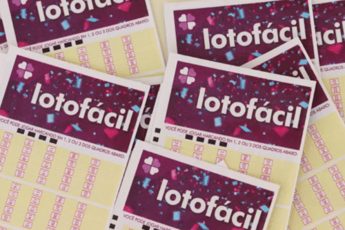 Imagem de várias cartelas de lotofácil, jogo de loteria popular no Brasil, com números para marcar. Ideal para quem quer apostar na loteria de forma fácil e prática.
