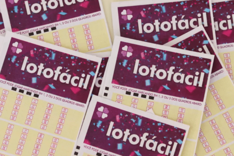 Imagem de várias cartelas de lotofácil, jogo de loteria popular no Brasil, com números para marcar. Ideal para quem quer apostar na loteria de forma fácil e prática.