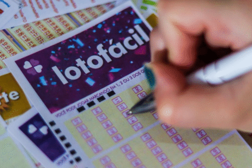 Pessoa marcando números na cartela da loteria com um bolígrafo, promovendo apostas na loteria e destacando riscos e emoções ao jogar.