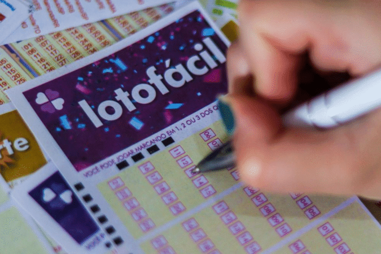 Pessoa marcando números na cartela da loteria com um bolígrafo, promovendo apostas na loteria e destacando riscos e emoções ao jogar.