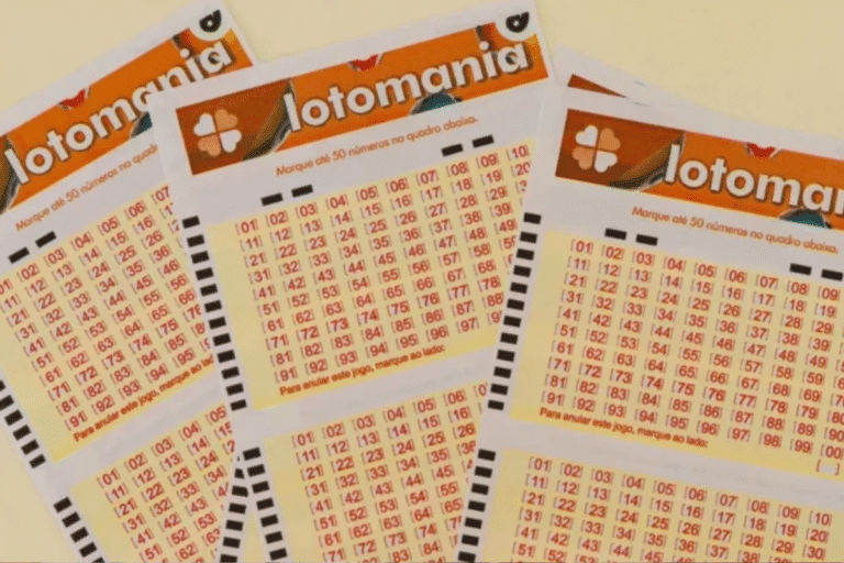 Imagem de bilhetes da loteria lotomania com combinações de números em destaque, usados para jogos de azar e apostas no Brasil.