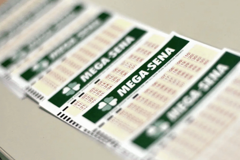 Conjunto de palpites de loteria Mega-Sena, com apostas premiadas e informações de números sorteados. Ideal para quem busca dicas de apostas na loteria.