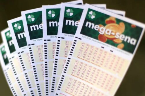 Vários bilhetes de loteria da Mega-sena com números sorteados e o logo da Mega-sena no topo, usados para apostas na loteria brasileira.
