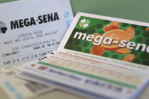 Imagem de uma aposta na loteria Mega-Sena, incluindo bilhetes e recibos, destacando a possibilidade de ganhar dinheiro ao apostar na loteria.