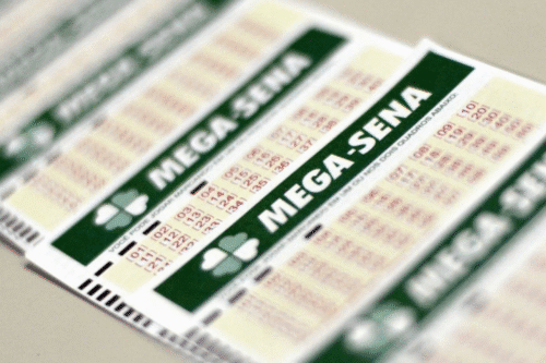 A imagem mostra vários bilhetes da Loteca Mega Semana, loteria esportiva brasileira com acerto de resultados. Ideal para quem busca apostas esportivas e sorteios. Sorteio da Mega Semana destaca-se na imagem.