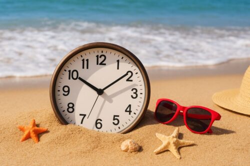 Relógio de parede marcando 11h50 na praia, com óculos de sol vermelhos, chapéu de palha e estrelas do mar na areia, simbolizando o horário de verão.