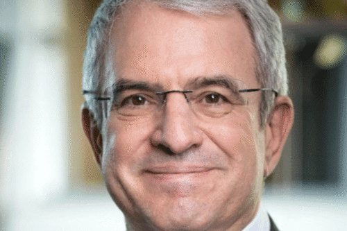 Laurent Freixe, sorrindo, em ambiente interno bem iluminado, com expressão amigável e profissional.