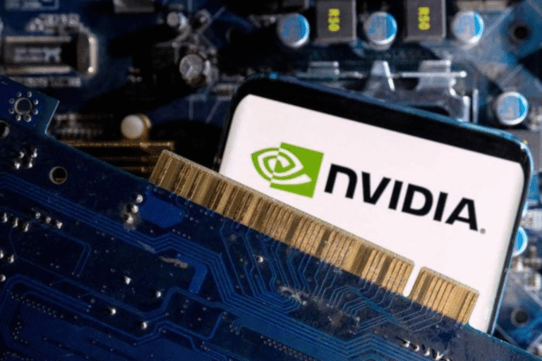 Imagem de uma placa de vídeo com o logo da Nvidia, destacando componentes eletrônicos e uma bateria de smartphone com logotipo da Nvidia, simbolizando tecnologia de processamento gráfico e hardware de computadores.