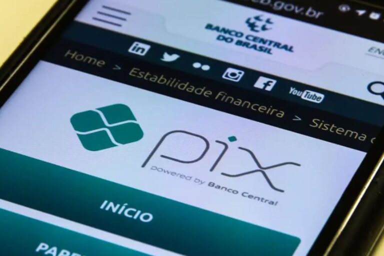 Imagem mostrando a interface do aplicativo Pix do Banco Central do Brasil em um smartphone, destacando a tecnologia de pagamento instantâneo.