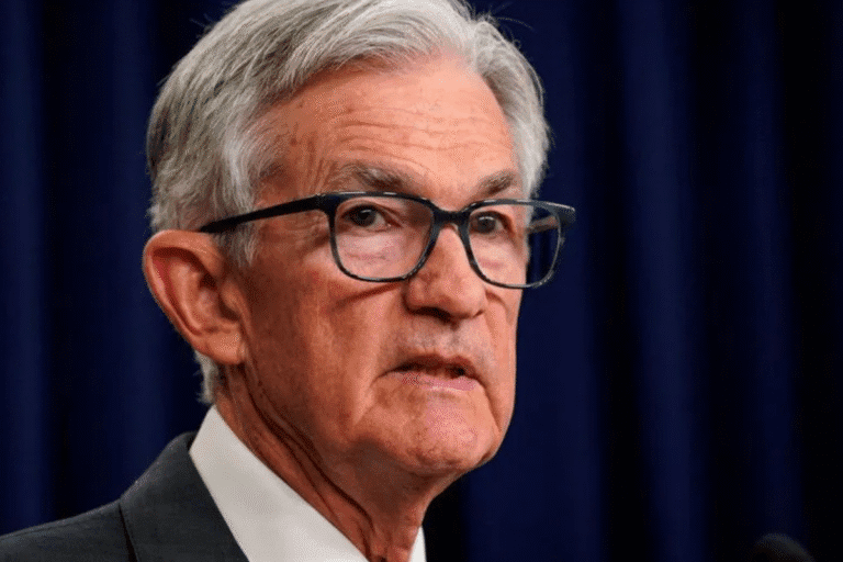 Foto de Powell na frente de uma cortina azul