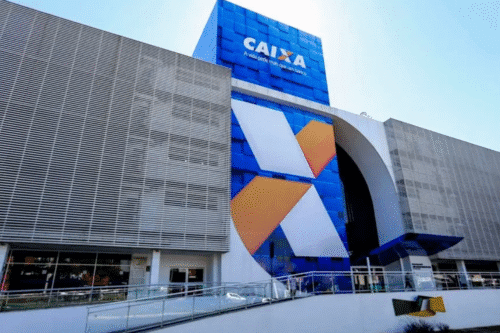 Fachada do prédio do banco Caixa Econômica Federal com logotipo e elementos arquitetônicos modernos.