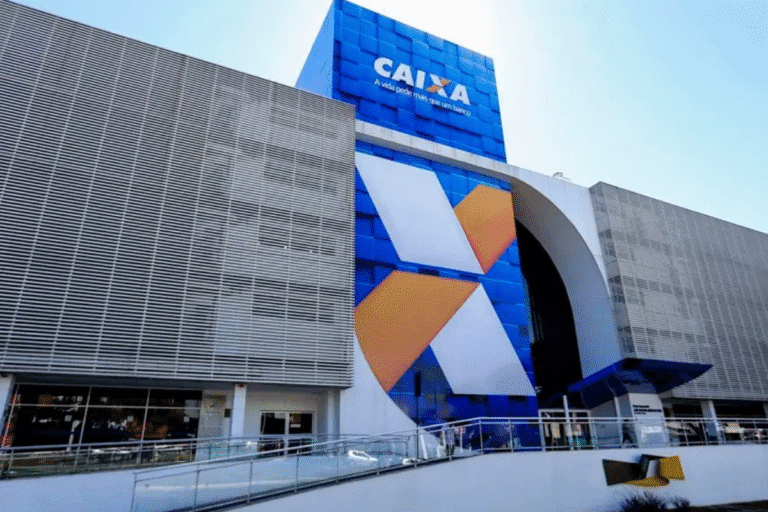 Fachada do prédio do banco Caixa Econômica Federal com logotipo e elementos arquitetônicos modernos.
