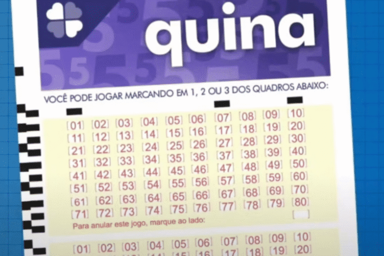 Imagem de uma cartela de jogo de azar da Quina com números marcados e instruções em português, ideal para jogos de loteria.