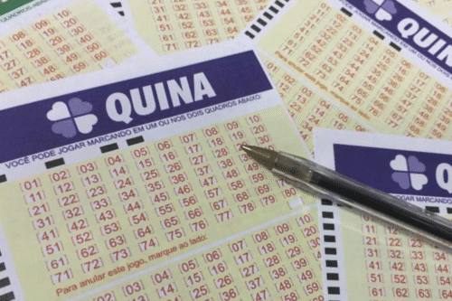 Imagem de várias apostas da loteria Quina, com uma caneta apontada para uma delas, e destaque para o pôster da Quina. Aposte na loteria Quina e aumente suas chances de ganhar!