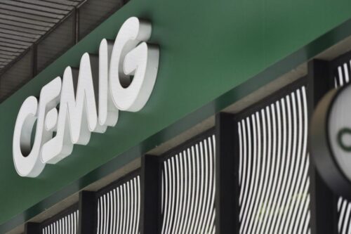 Fachada do CEMIG, empresa de energia elétrica de Minas Gerais, com destaque para o logo em destaque na loja de serviços de energia.