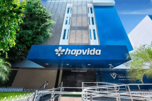 Hospital Happyda, com fachada moderna e ambiente acolhedor, transmitindo uma sensação de felicidade e cuidado.