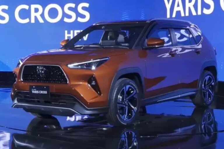 Novo Toyota Yaris Cross em destaque no evento de lançamento, com design moderno e detalhes em tons de laranja metálico, ideal para quem busca SUV compacto sofisticado.