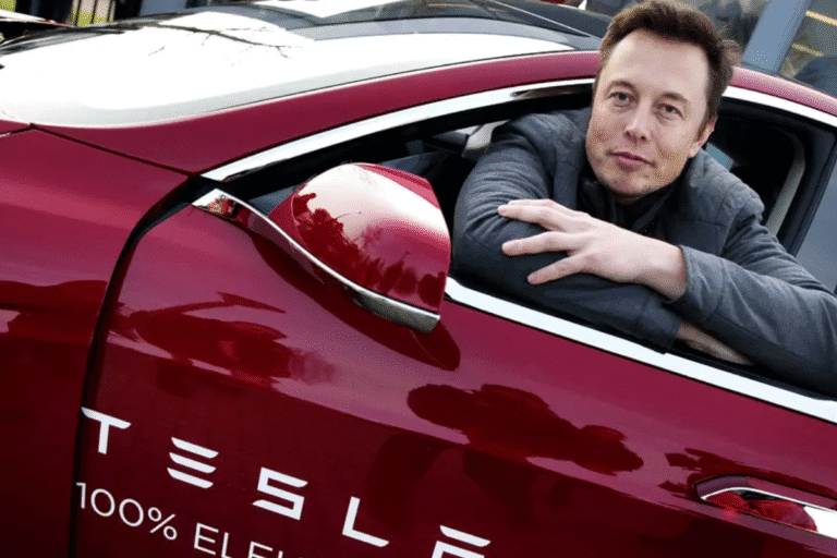 Elon Musk, CEO da Tesla, posando ao lado de seu carro elétrico vermelho Tesla, símbolo de inovação e sustentabilidade no setor automobilístico.