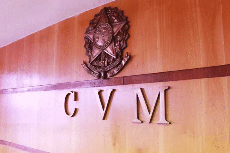 Sede do Centro de Vigilância de Moral em uma parede de madeira com o escudo policial e letras 'CVM' em destaque, símbolo de autoridade e segurança pública.