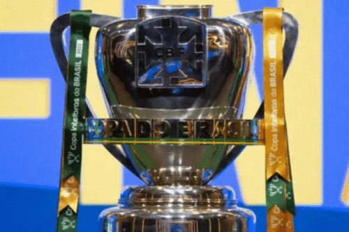 Troféu da Copa do Brasil 2023, conquistado pelo clube de futebol, com detalhes brilhantes e medalhas ao redor, em fundo azul e amarelo.