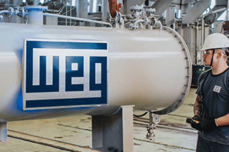 Operador de inspeção em uma instalação industrial da WEG, empresa especializada em motores elétricos, automação e fontes de energia, destacando qualidade e tecnologia.