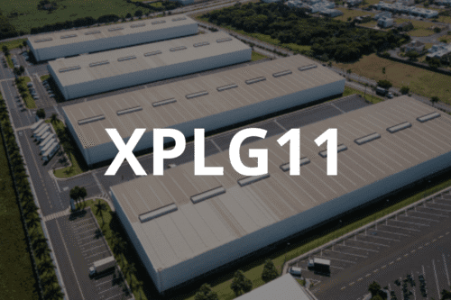 Vista aérea de grandes armazéns industriais cercados por áreas verdes e estradas, com "XPLG11" sobreposto em texto branco.