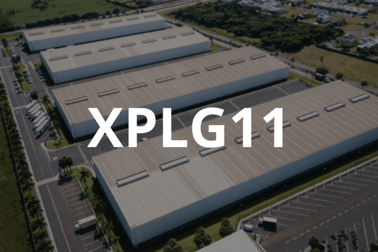 Vista aérea de grandes armazéns industriais cercados por áreas verdes e estradas, com "XPLG11" sobreposto em texto branco.