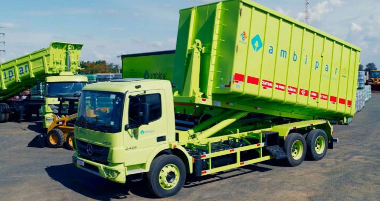 Caminhão da Ambipar ilustrando a notícia sobre a dívida