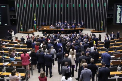 Parlamentares votam na Câmara dos Deputados o projeto de Anistia para os envolvidos no caso 8 de janeiro.