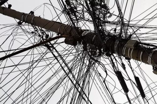 Operação da Enel contra cabos clandestinos de energia. Foto: Flickr