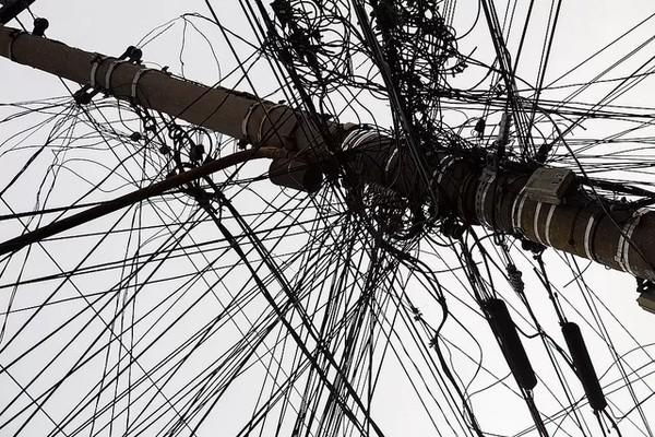 Operação da Enel contra cabos clandestinos de energia. Foto: Flickr