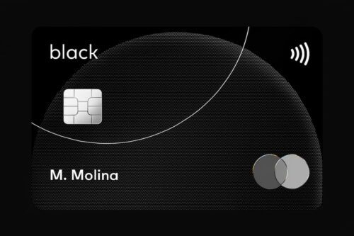 Cartão Mastercard Black elegante em fundo preto, com chip, nome do titular e símbolo de pagamento por aproximação.