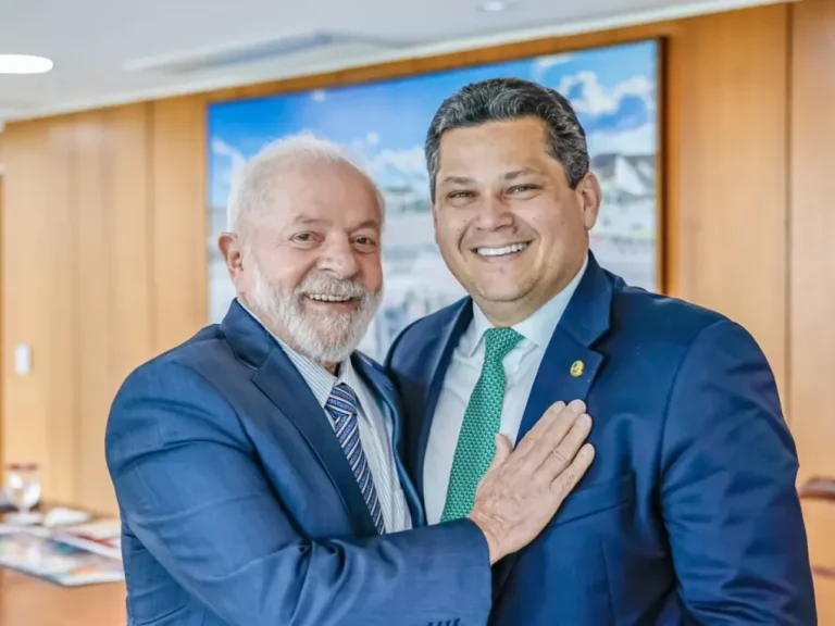 Lula posado com Davi Alcolumbre.