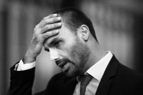 Foto do Deputado Eduardo Bolsonaro em PB, apresentando tensão.