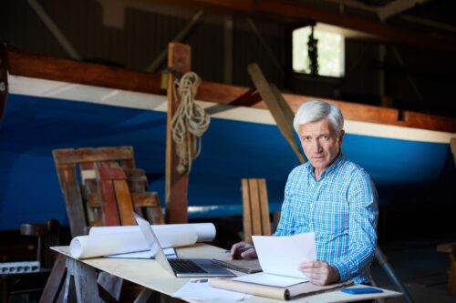 Homem sênior trabalhando em seu negócio, simbolizando o empreendedorismo na terceira idade.