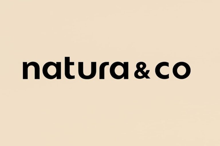 Logo da Natura &Co em preto sobre fundo bege claro, destacando o nome da empresa em tipografia moderna.
