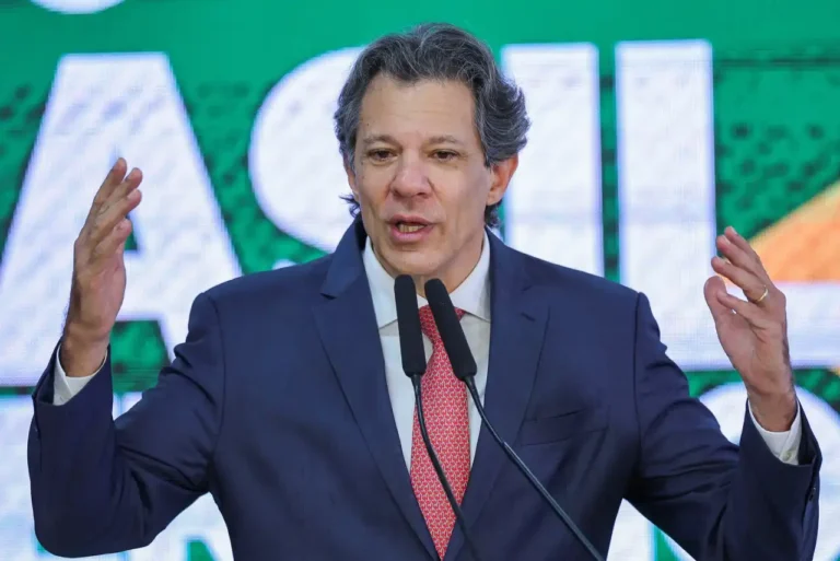 O ministro da Fazenda, Fernando Haddad, discursa durante cerimônia