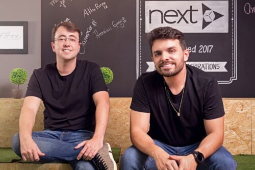 Evandro Turatto e Bruno Meurer, fundadores da Next Shipping, posam juntos em ambiente descontraído.