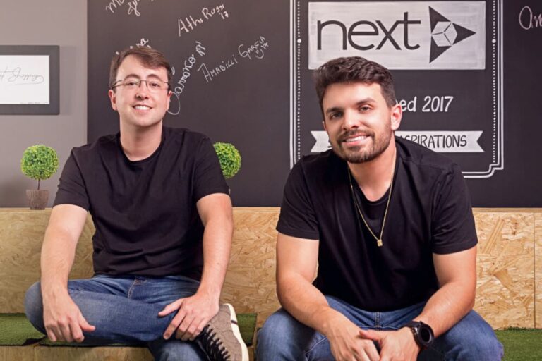 Evandro Turatto e Bruno Meurer, fundadores da Next Shipping, posam juntos em ambiente descontraído.