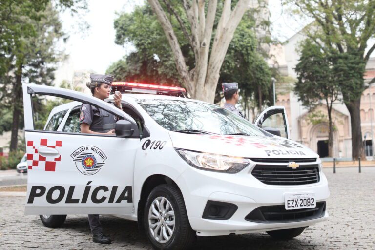 Carro da polícia militar de SP. Concurso em aberto. Saiba mais no Melhor Investimento.