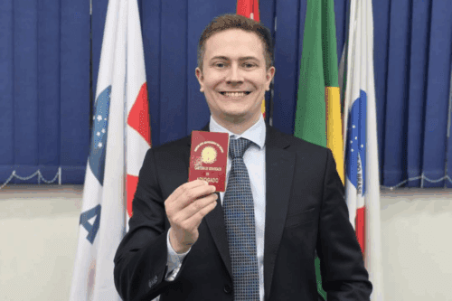 Foto de Alexandre Winkler, criador do canal a Fonte da Fortuna, segurando o crachá.