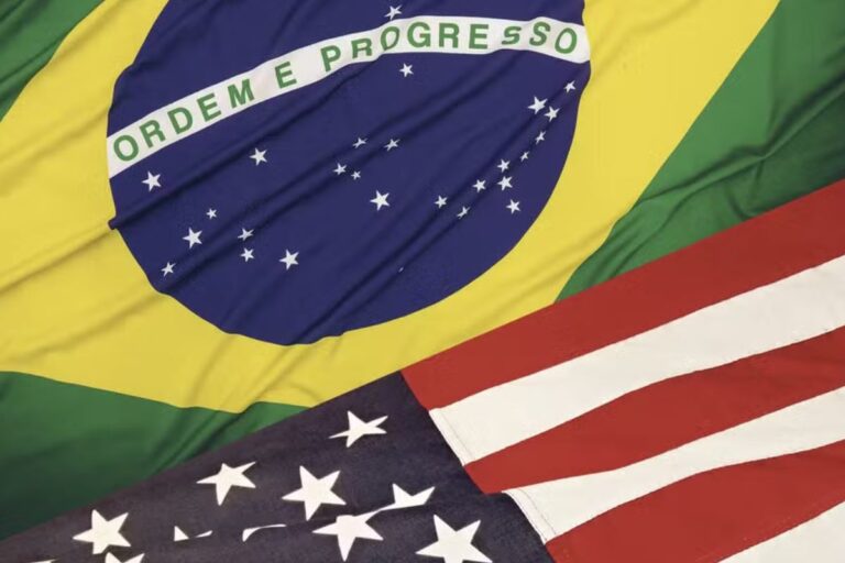 Bandeira do Brasil sobreposta à bandeira dos Estados Unidos
