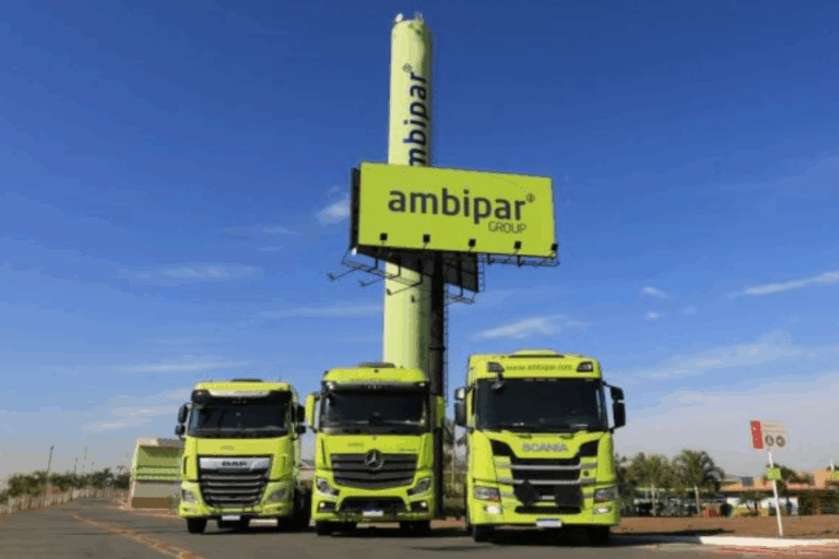 Frota de caminhões da campanha de conscientização ambiental da Ambipar Group, empresa especializada em gestão de resíduos e emergências ambientais